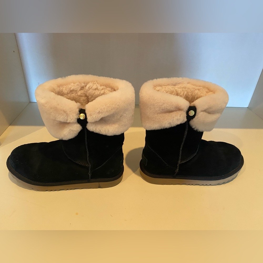 UGG Ramona Classic Short II Kids Girls size 4 Black Suede Bow Boots